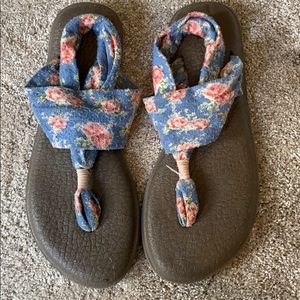 Yoga mat Sanuk sandals